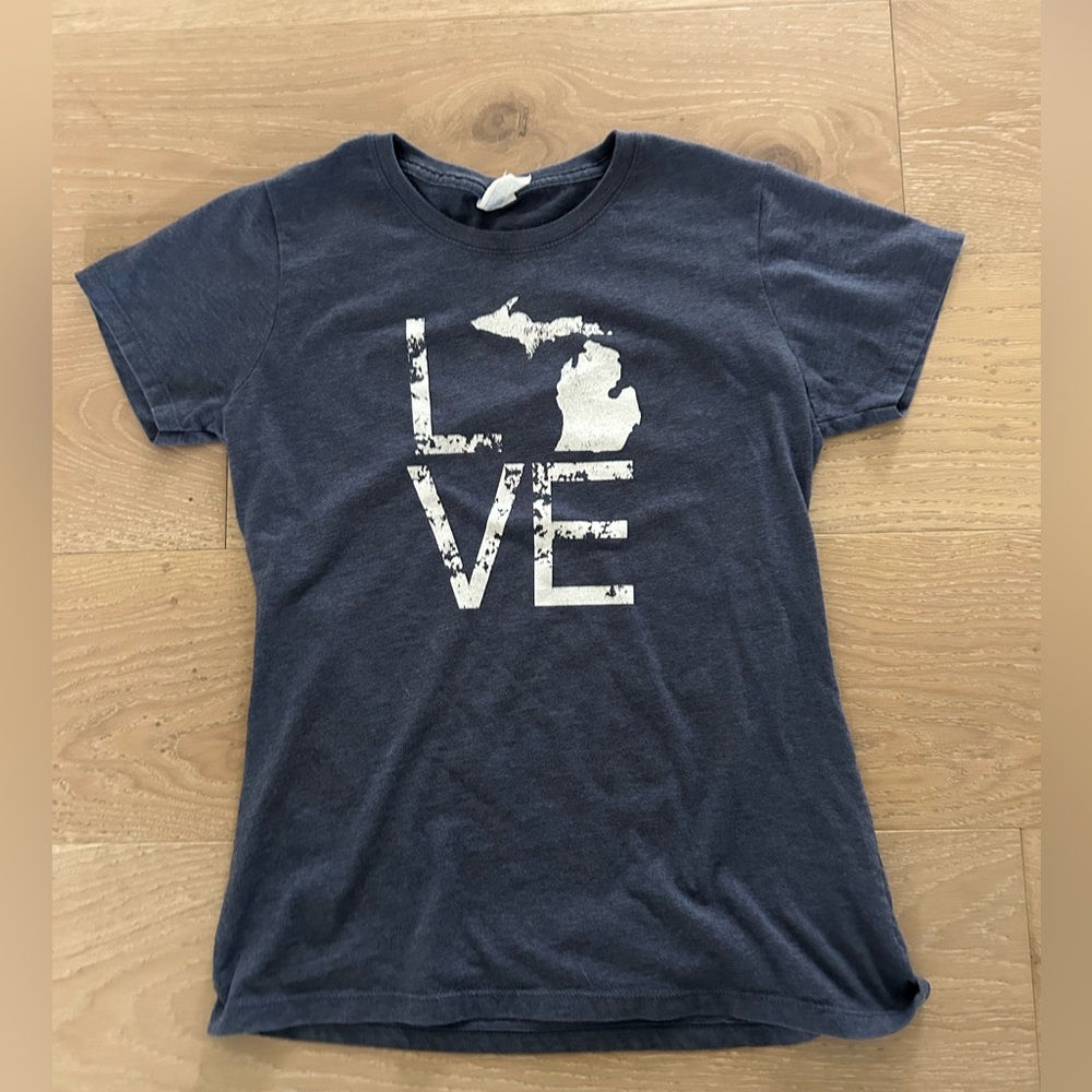 Women’s Navy Blue Michigan LOVE Graphic Tee Size Small
